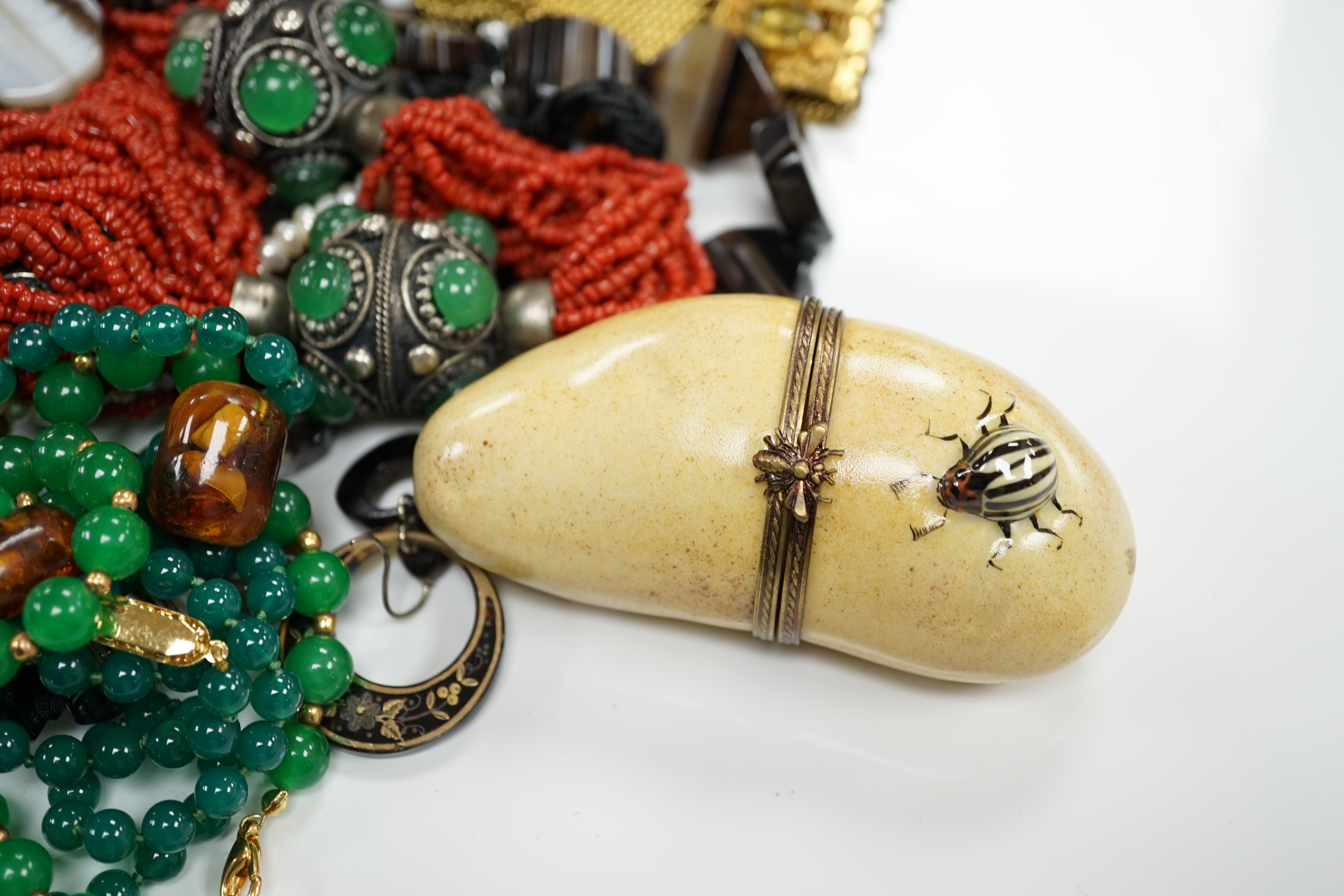 Assorted costume and other jewellery including tortoiseshell and pique drop earrings, agate necklace, etc.
